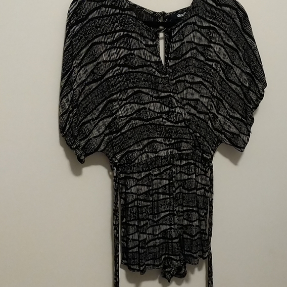 Black and white romper - Picture 3 of 3